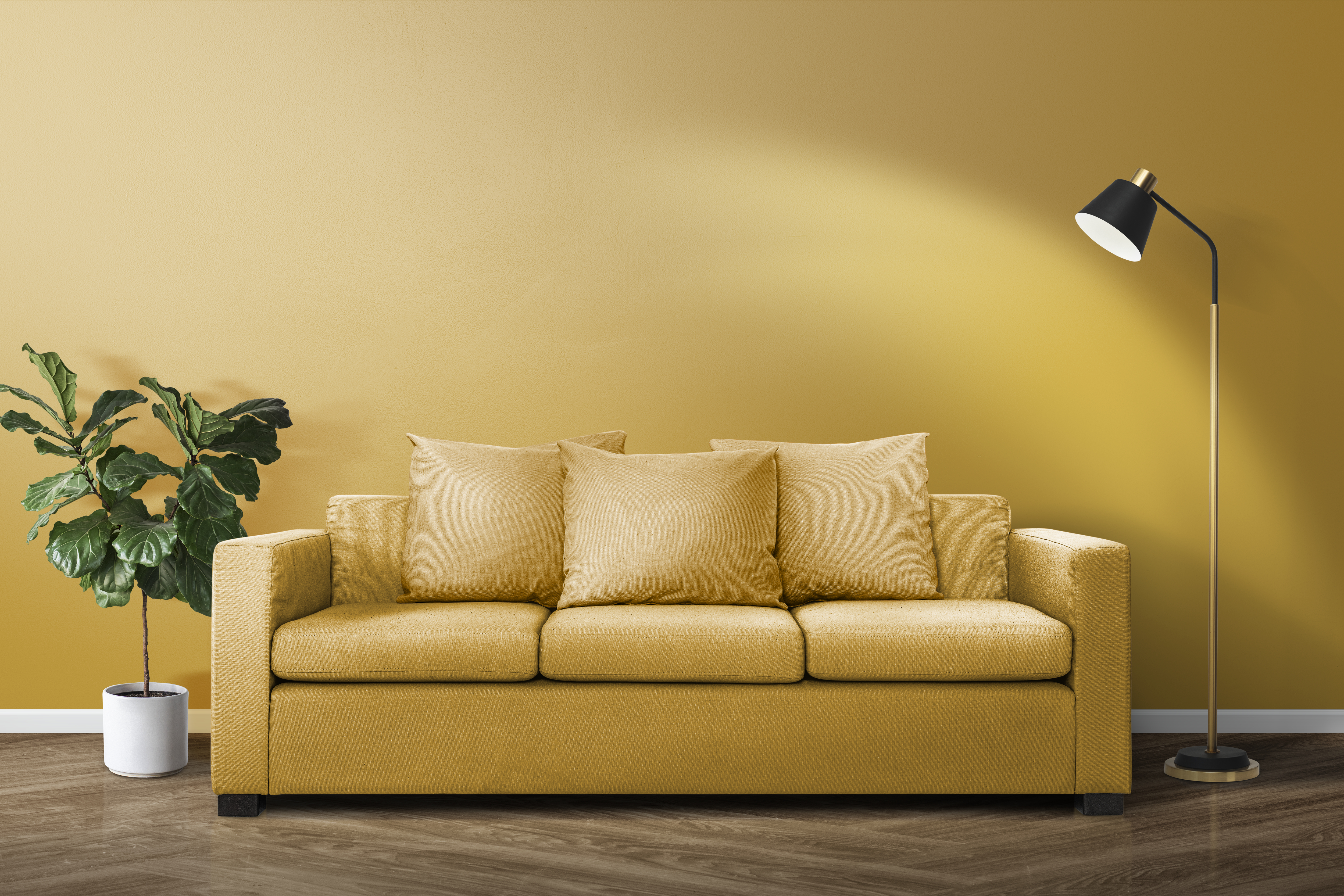 Gelbe Couch mit Lampe und Pflanze
